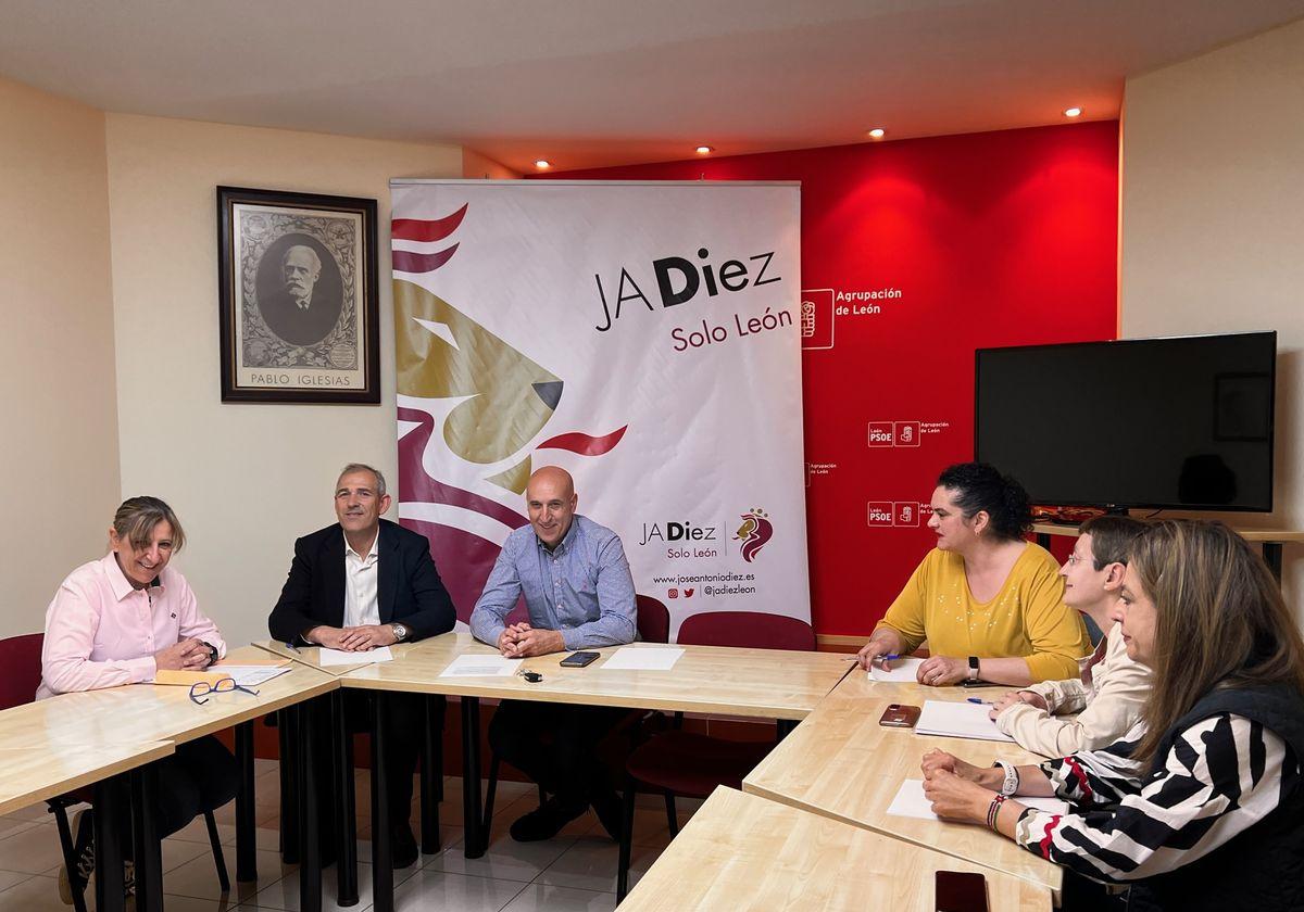 José Antonio Diez y otros miembros de la candidatura durante la reunión mantenida con la Asociación Argos.