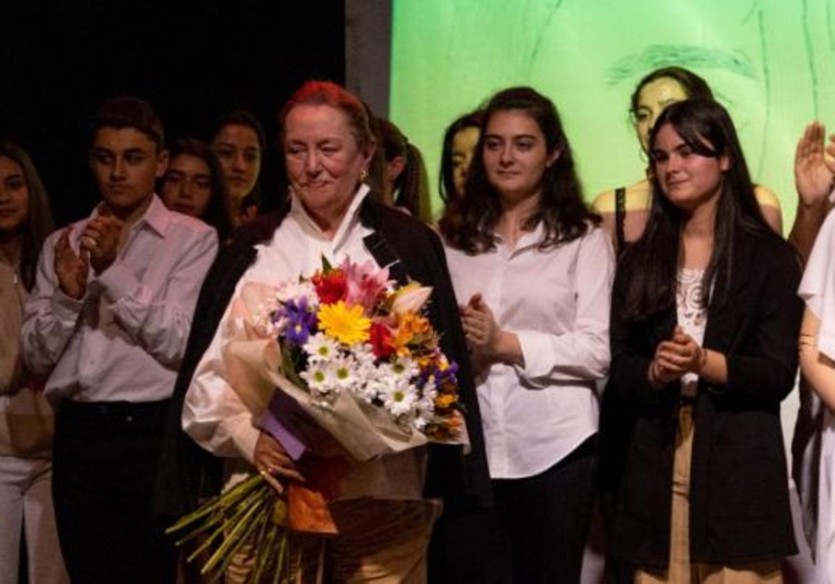 Amelia Valcárcel recibió el galardón del centro en el que estudió y fue profesora.