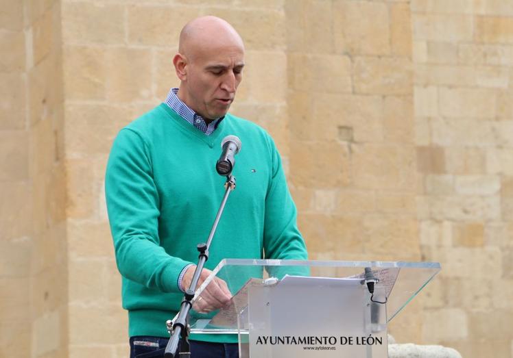 El alcalde de León. José Antonio Diez, durante la lectura de los Decreta.