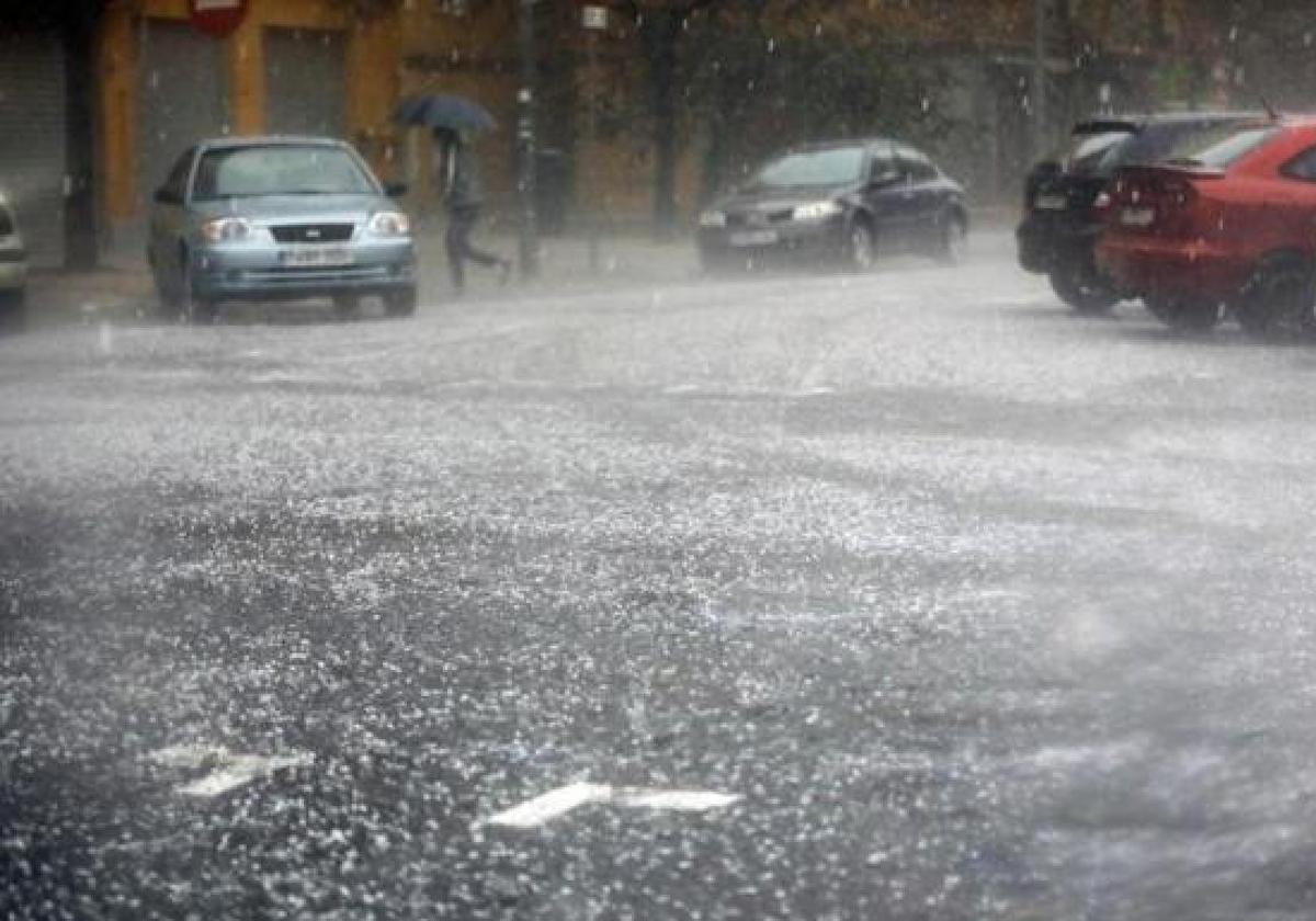 Imagen de archivo de una fuerte granizada en León.