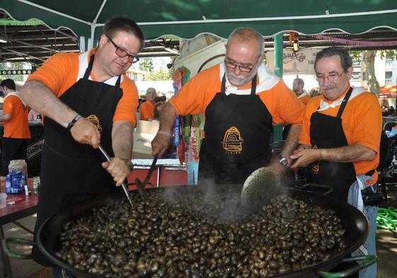 Imagen de una de las peñas cocinando