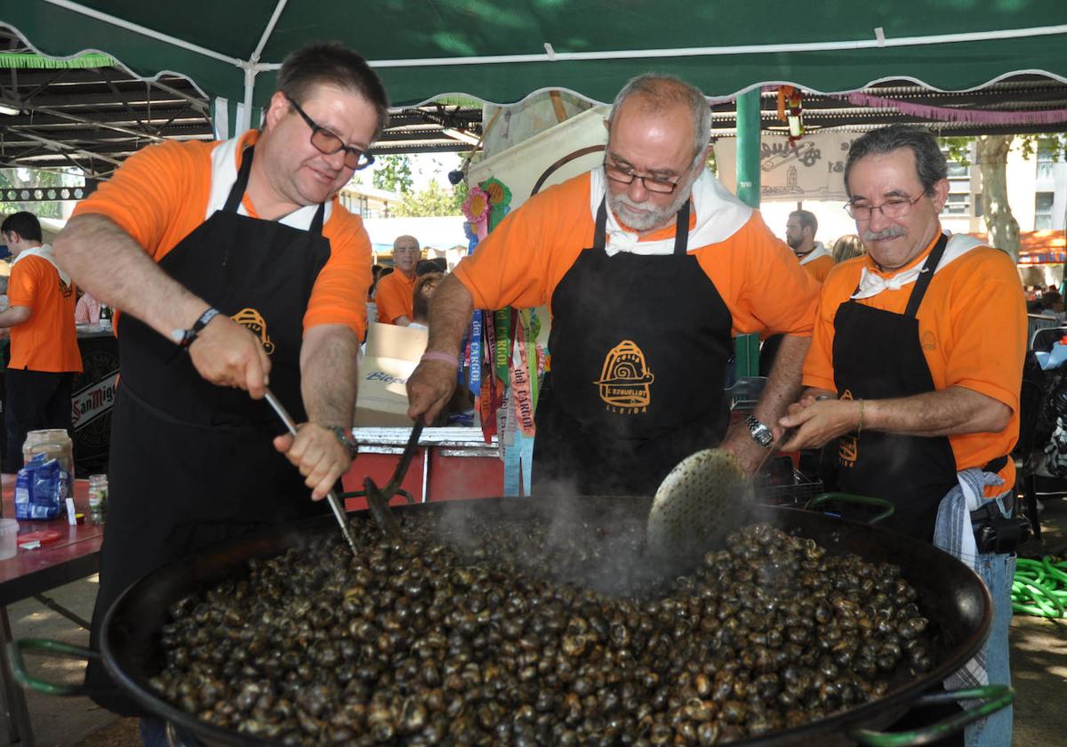 Imagen de una de las peñas cocinando