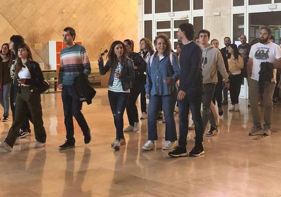 Entrada de los opositores a la facultad de Económicas de León.