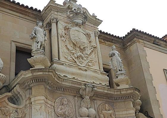 Imagen de la puerta principal del edificio de la Audiencia Provincial de León.