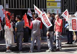 Trabajadores de Zener frente a la delegación de Trabajo en la capital leonesa.