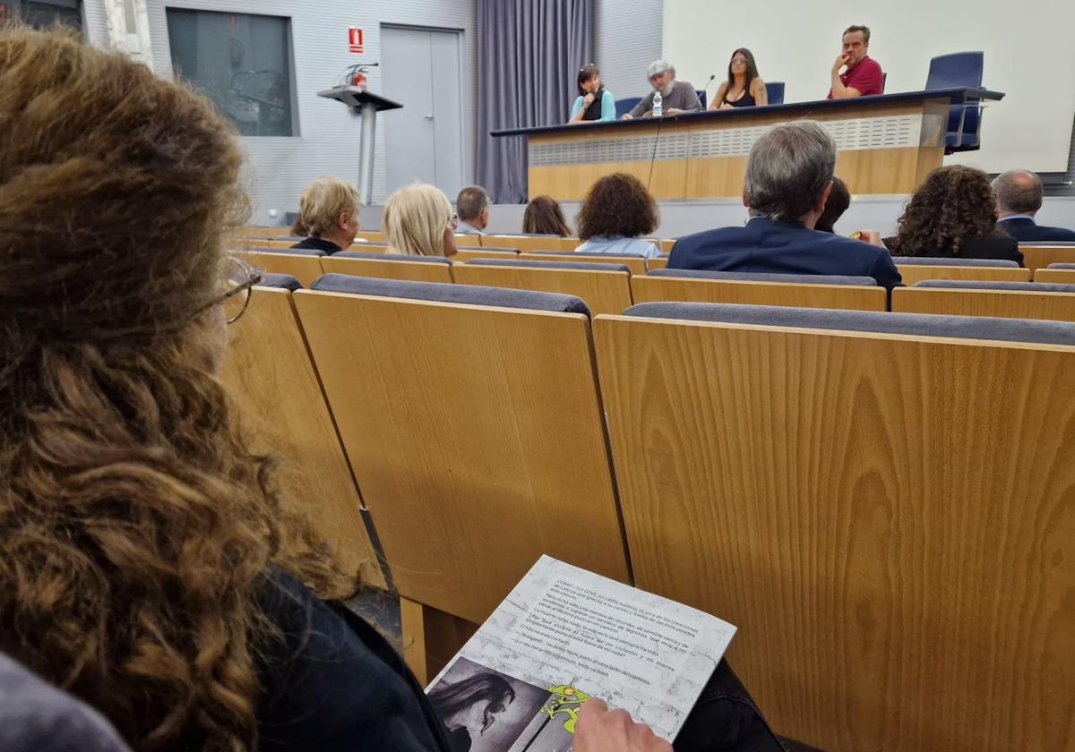 Un Salón de actos del Ayuntamiento de León lleno ha asistido a la presentación del 'Como Laia Lové', realizado por Laia Redondo, hija del humorista gráfico Lolo.