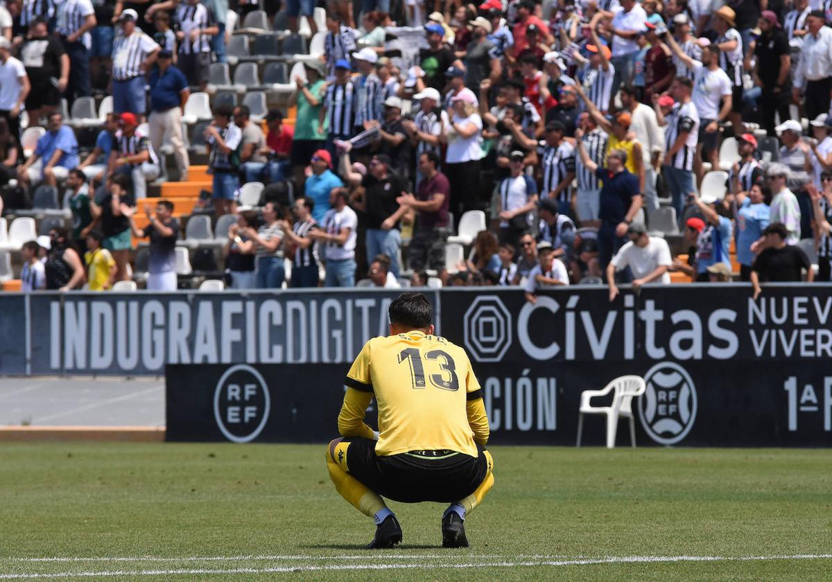 Salvi Carrasco de cuclillas durante el partido de este pasado domingo en Badajoz.