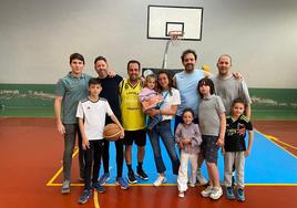 La joven Iria en brazos de su tutora de colegio Elisa en la foto con los ganadores del torneo de baloncesto