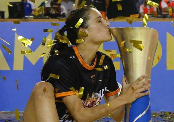 La leonesa Ángela Salvadores besa la copa de la Liga Femenina Endesa.