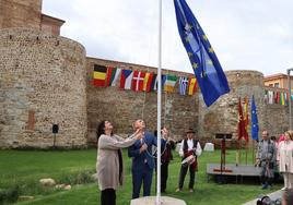 Vera López y José Antonio Diez proceden al izado de la bandera de Europa.