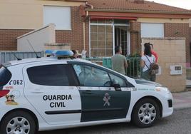 Efectivos de la Guardia Civil en el lugar en el que aparecieron los cuerpos.