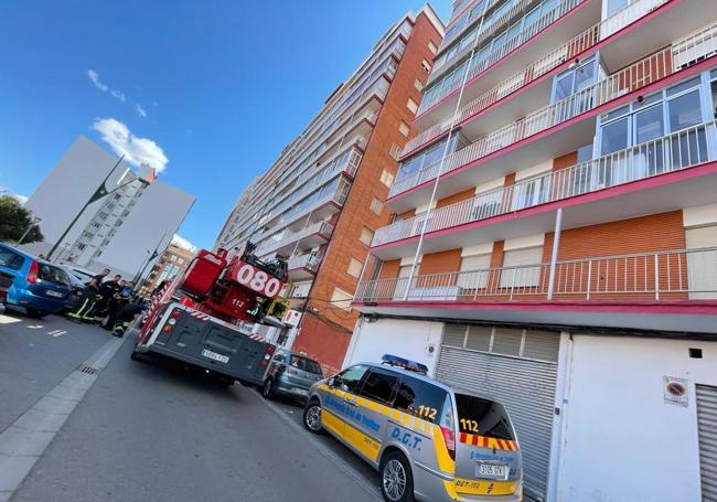 Imágenes del incendio en la calle Gran Capitán de Trobajo del Camino (San Andrés del Rabanedo).