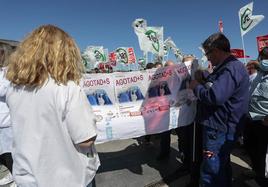 Un instante de las protestas realizadas este miércoles ante el Hospital de León.
