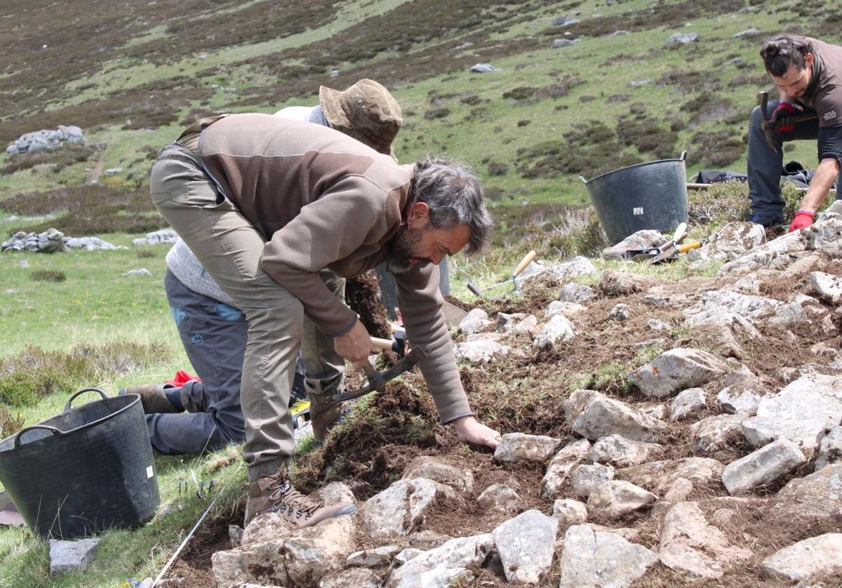 El Consejo Superior de Investigaciones Científicas (CSIC), a través del Instituto de Ciencias del Patrimonio (INCIPIT, Santiago de Compostela) dirige estos días excavaciones arqueológicas en enclaves pastoriles de las Fuentes del Sil, en las inmediaciones de la localidad de La Cueta (Cabrillanes, León).