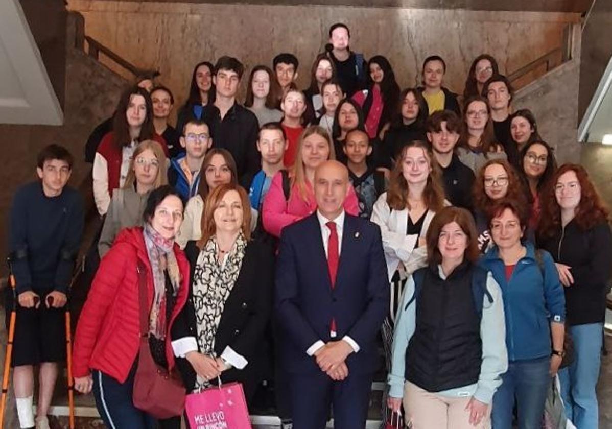 El alcalde de León, José Antonio Diez, con los alumnos de intercambio del Colegio Divina Pastora.