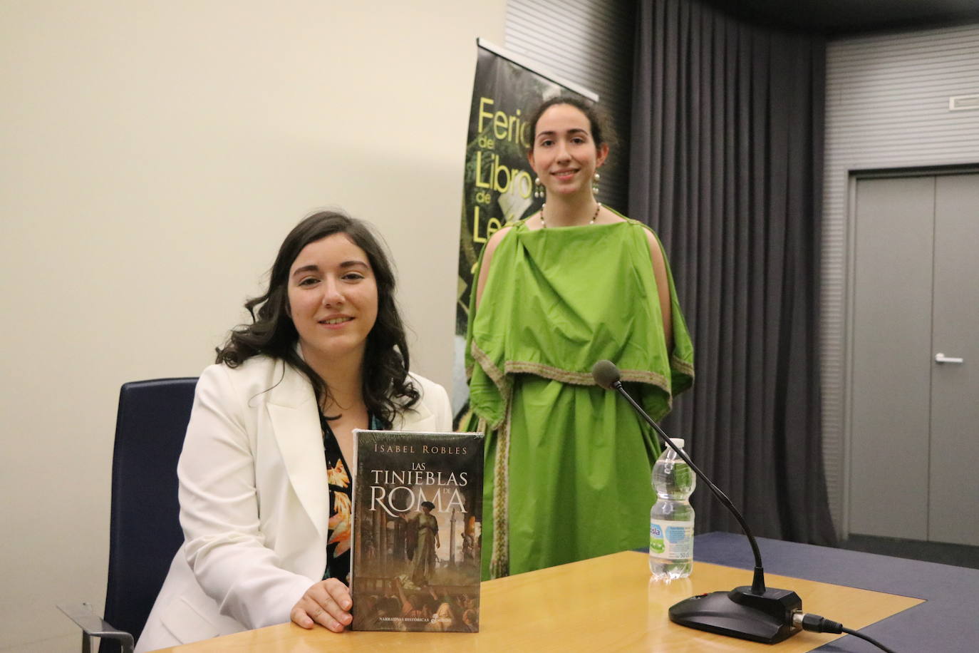 La leonesa Isabel Robles presenta la novela &#039;Las tinieblas de Roma&#039;