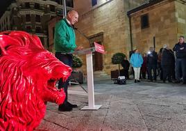 El alcalde de León y candidato, en la madrugada de este viernes, durante el inicio de la campaña.