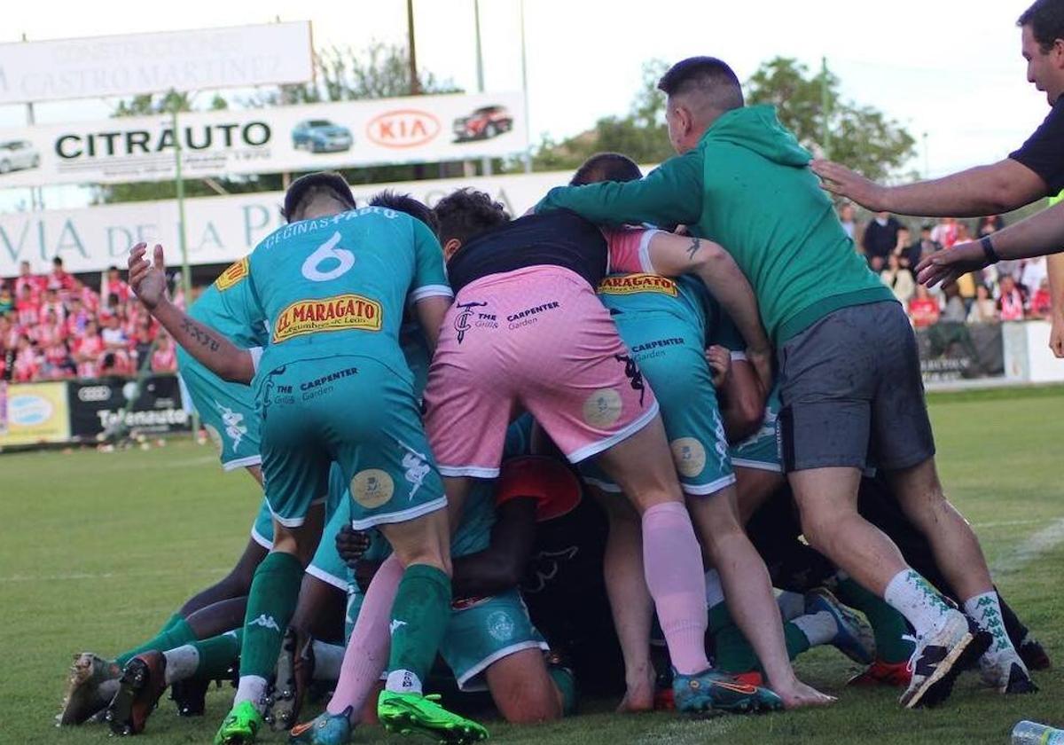 Un instante del encuentro de semifinales del playoff de ascenso entre el Atlético Astortga y el Atlético Tordesillas.