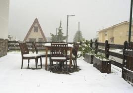 La nieve sorprende y ha regresado a León este viernes.