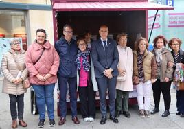 El alcalde de Léon, José Antonio Diez, junto a miembros de la Asociación Leonesa de Afectados de Fibromialgia y Síndrome de Fatiga Crónica.