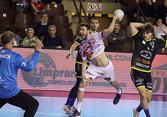 Partido correspondiente a la jornada 27 de la Liga Asobal entre el Ademar y el Frigoríficos del Morrazo.