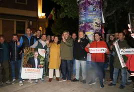 Entre vítores ha sido recibido el candidato de Ciudadanos, Justo Fernández quien ha llegado en moto a la pegada de carteles.