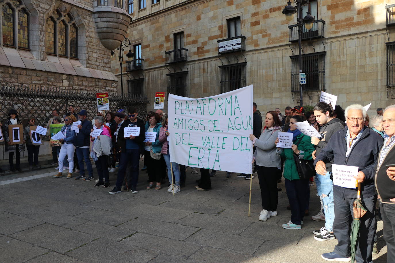 La Coordinadora en Defensa del Territorio se manifiesta en la plaza de Botines