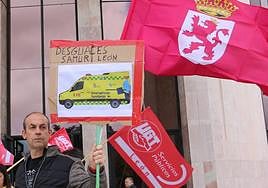 Medio centenar de trabajadores del servicio de ambulancias se han concentrado, en la mañana de este viernes, frente a la delegación territorial de la Junta