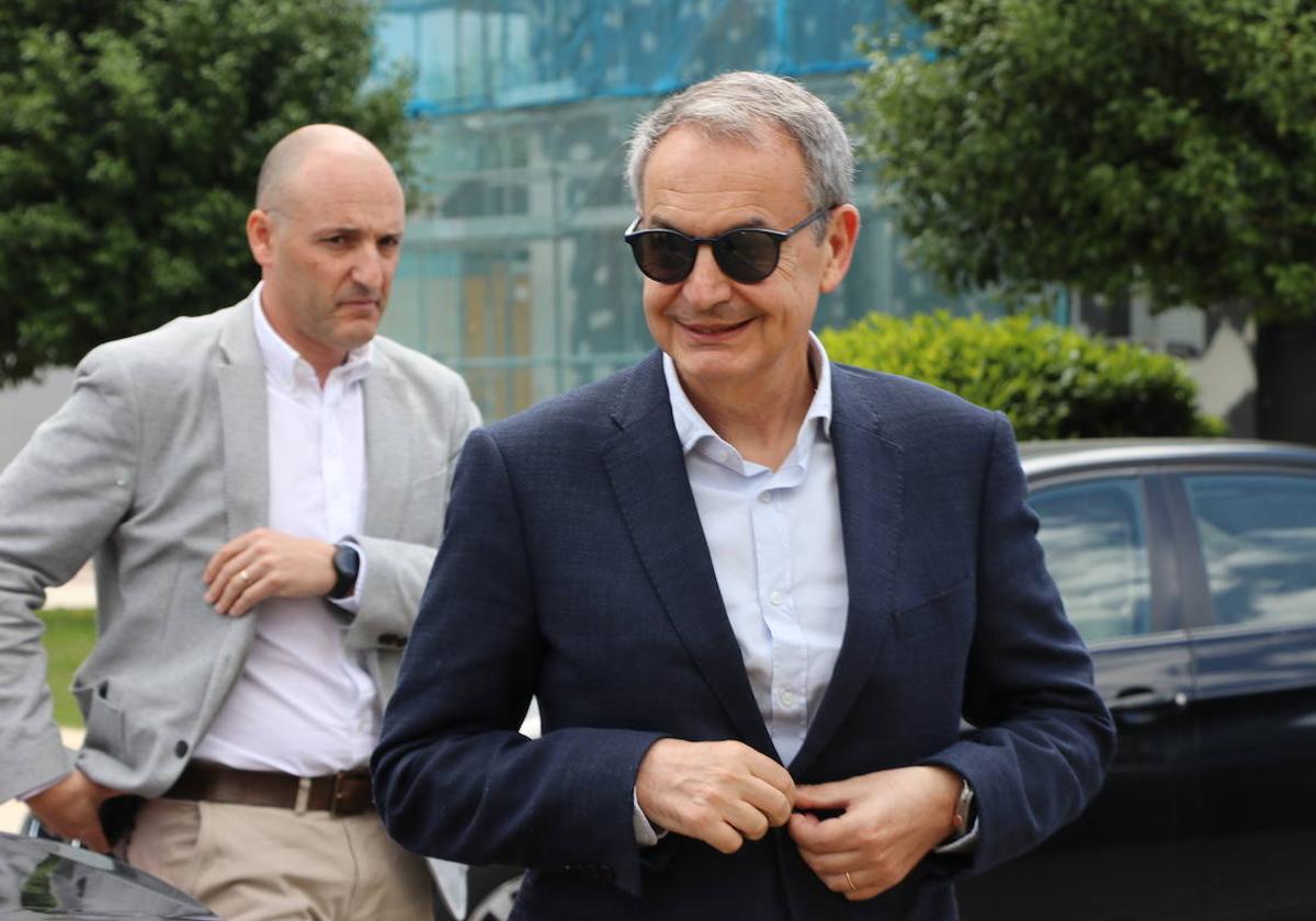 Zapatero llega a la cita de campaña celebrada en Pinilla.