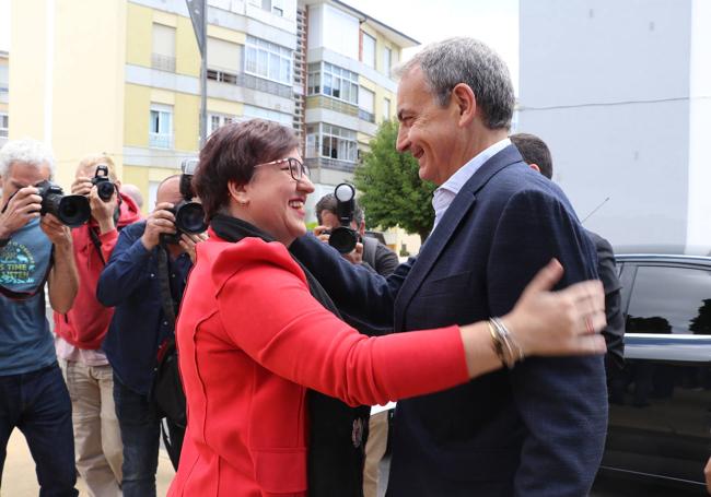 Zapatero saluda a Cabañas a la llegada al acto electoral.