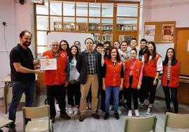 Entrega del dinero recaudado por los alumnos al instituto de La Robla.