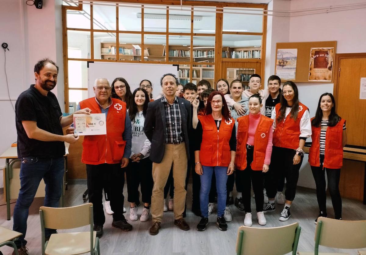 Entrega del dinero recaudado por los alumnos al instituto de La Robla.