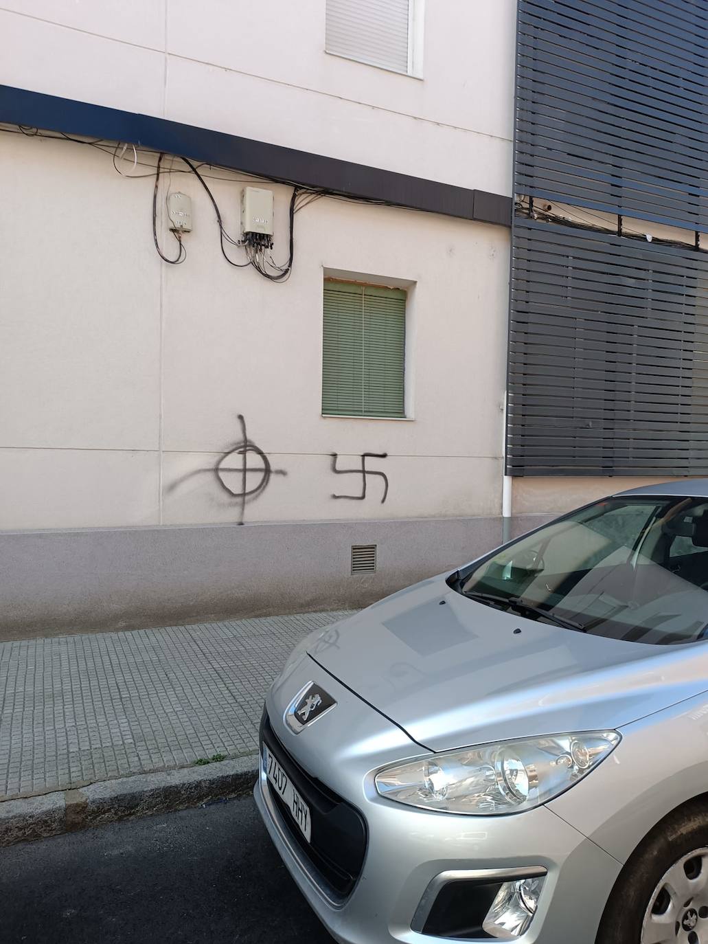 Imagen secundaria 2 - Pintadas en el Centro Obrero y Popular «El Candil» y barrio de El Ejido.