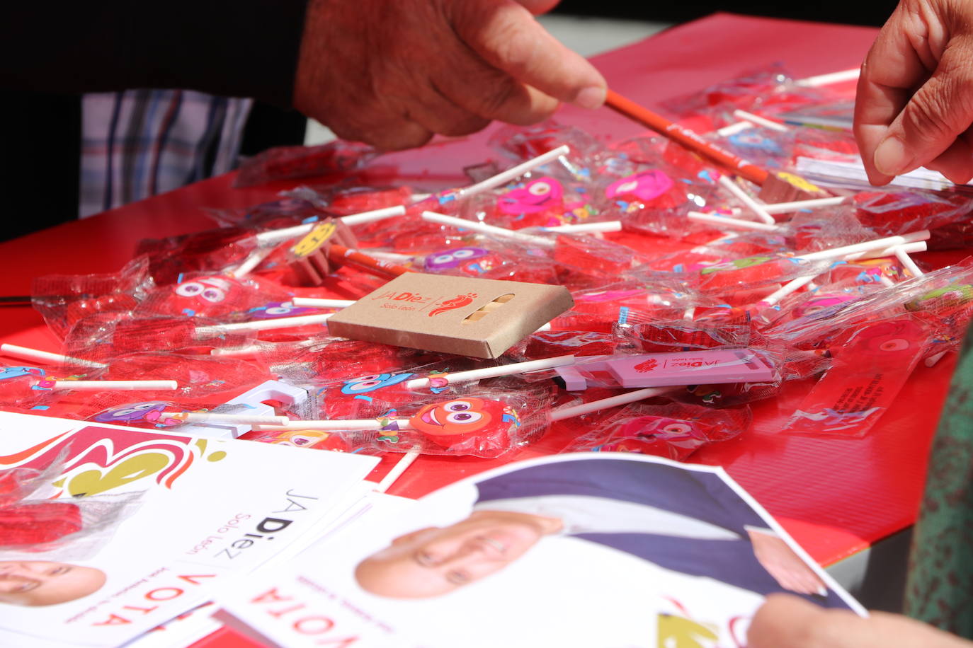 La campaña electoral llega al rastro