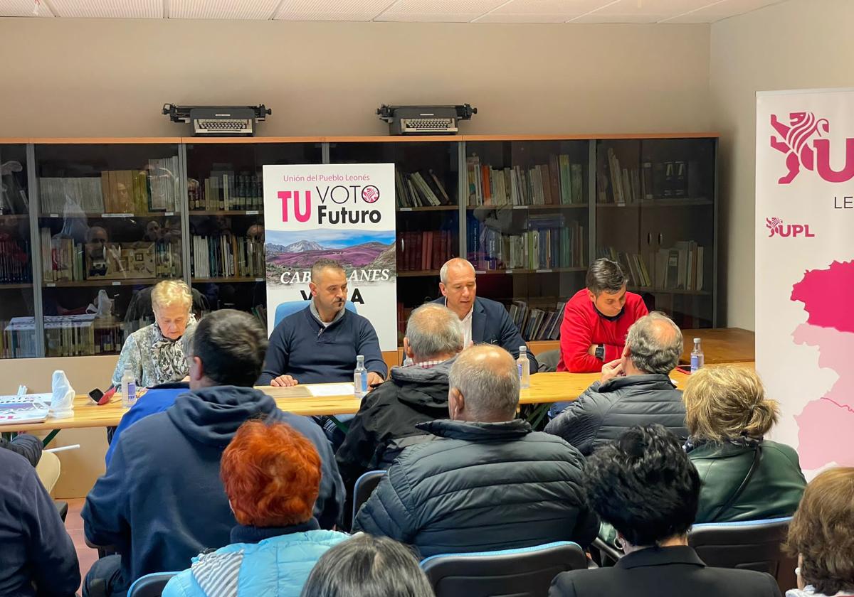 Reunión entre simpatizantes de UPL en el municipio de Cabrillanes.