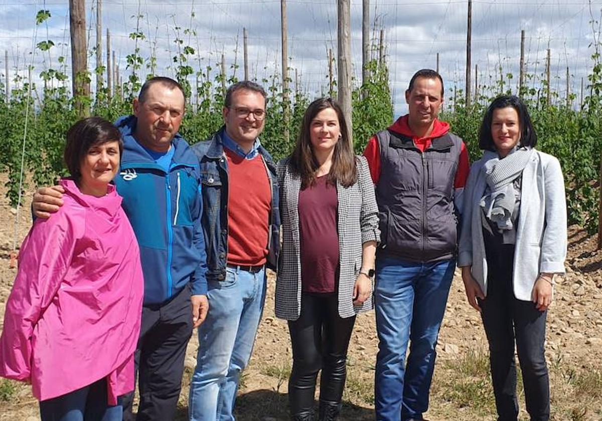 Visita de la candidata Sara Fenández junto al procurador de las Cortes Ricardo Gavilanes a una explotación lupulera en Quintanilla de Sollamas.