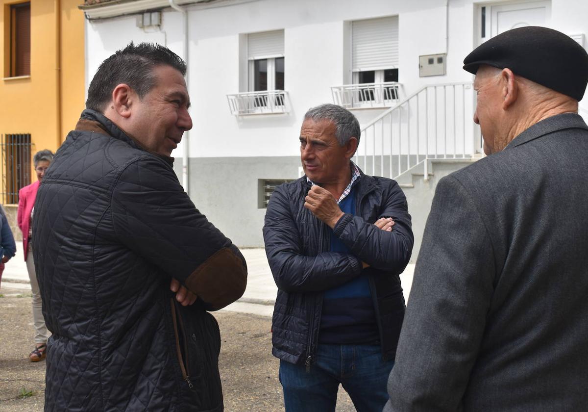 El secretario general del partido leonesista, Luis Mariano Santos, visita Villanueva de las Manzanas en el día de San Isidro Labrador.