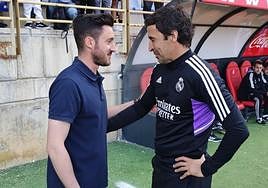 Isra Martínez saluda al entrenador del Real Madrid Castilla, Raúl González, antes del partido.
