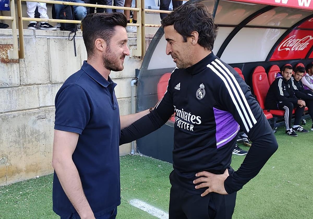 Isra Martínez saluda al entrenador del Real Madrid Castilla, Raúl González, antes del partido.