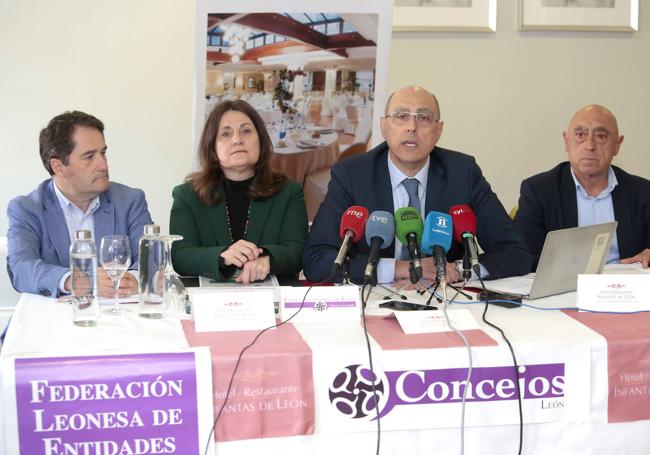 El secretario de la Federación de Entidades Locales Menores de León, Carlos González Antón, informa sobre la última actuación del Ministerio para la Transición Ecológica en relación con el proyecto de la variante de los túneles de Pajares. Junto a él (IaD), el gerente de Betula Ingeniería, Javier Fernández; la directora de Ecourban consultores, Carolina Franco y el vocal de la federación, Roberto Melcón.