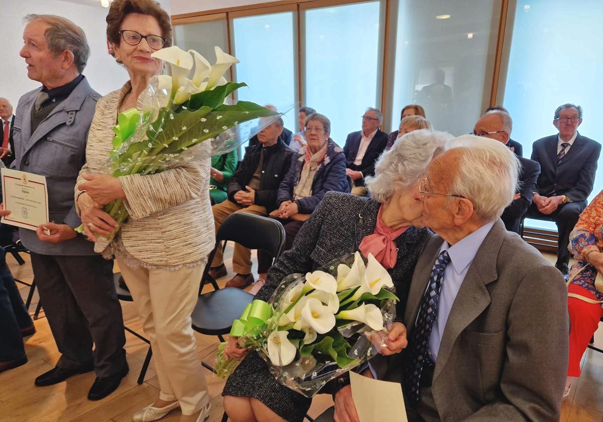 El alcalde de León, José Antonio Diez, encabeza el homenaje a 19 parejas leonesas que celebran sus Bodas de Oro, Diamante y Platino.