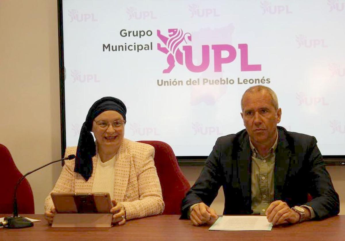 La número 2 y el número 3 del partido leonesista, Teresa Fernández y Enrique Valdeón, en rueda de prensa.