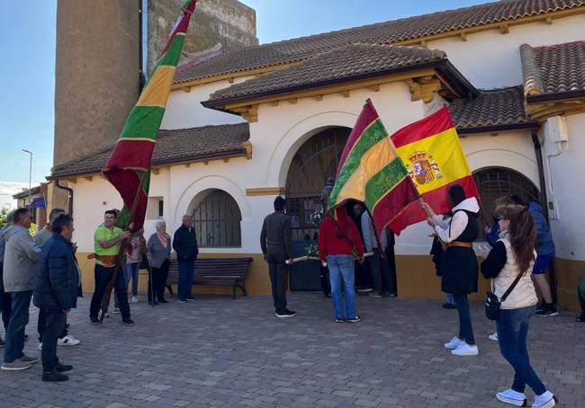 Vecinos a la puerta de la iglesia en la localidad de Villar de Mazarife.