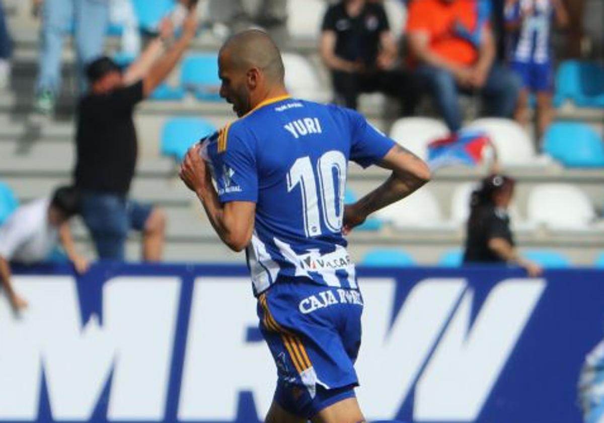 Yuri celebra un gol con la Deportiva.