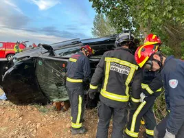 Un hombre de 44 años ha fallecido y dos personas han resultado heridas en un accidente de tráfico registrado esta tarde en el kilómetro 56 de la CL-621, en el cruce con la LE-6520, dentro del término municipal de Bustillo del Páramo. El accidente, según fuentes de la Subdelegación del Gobierno de León, tuvo lugar sobre las 20,30 horas cuando colisionaron dos turismo. Uno de los heridos, que viajaba en el mismo vehículo que el fallecido, resultó herido de gravedad, mientras que el conductor del otro coche solo sufrió heridas leves.