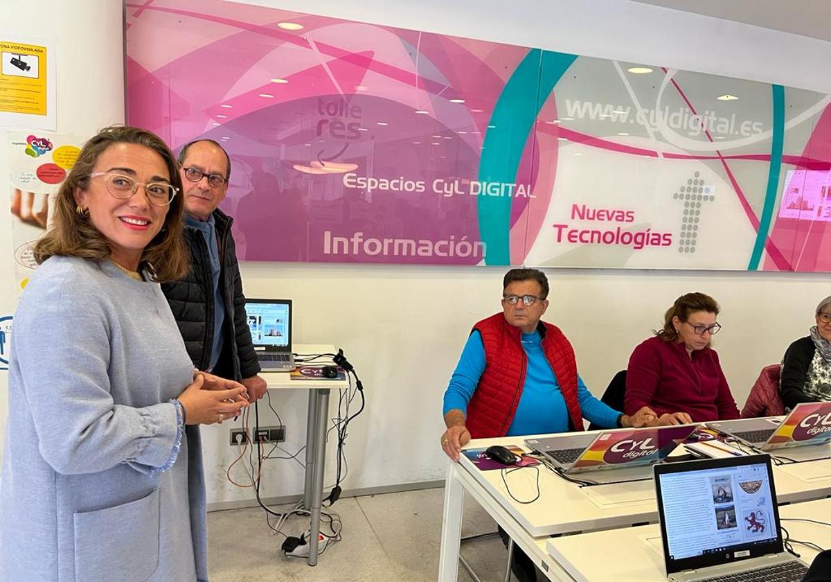 La consejera de Movilidad y Transformación Digital, María González Corral, visita el Espacio CyL Digital de León.