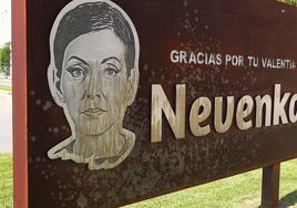 Ha sido de madrugada y ahora se investiga para localizar a los autores del ataque. Bajo el amparo de la oscuridad este miércoles se ha producido el ataque con ácico a la placa que rinde homenaje a Nevenka Fernández en Ponferrada. El aviso del ataque ha sido realizado por los vecinos de la zona quienes se percararon en las últimas horas de su estado. Así se podía apreciar que la lámina metálica en la que se encontraba el rostro de la concejala de Ponferrada permanecía bajo los efectos de algún producto corrosivo, en el que también se ha visto afectada la infraestructura y el césped próximo.