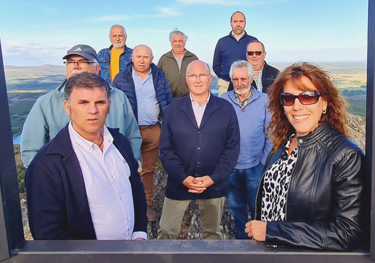 Manuel Menéndez, junto a su equipo del PP, y antes del PSOE, en Quintana del Castillo.