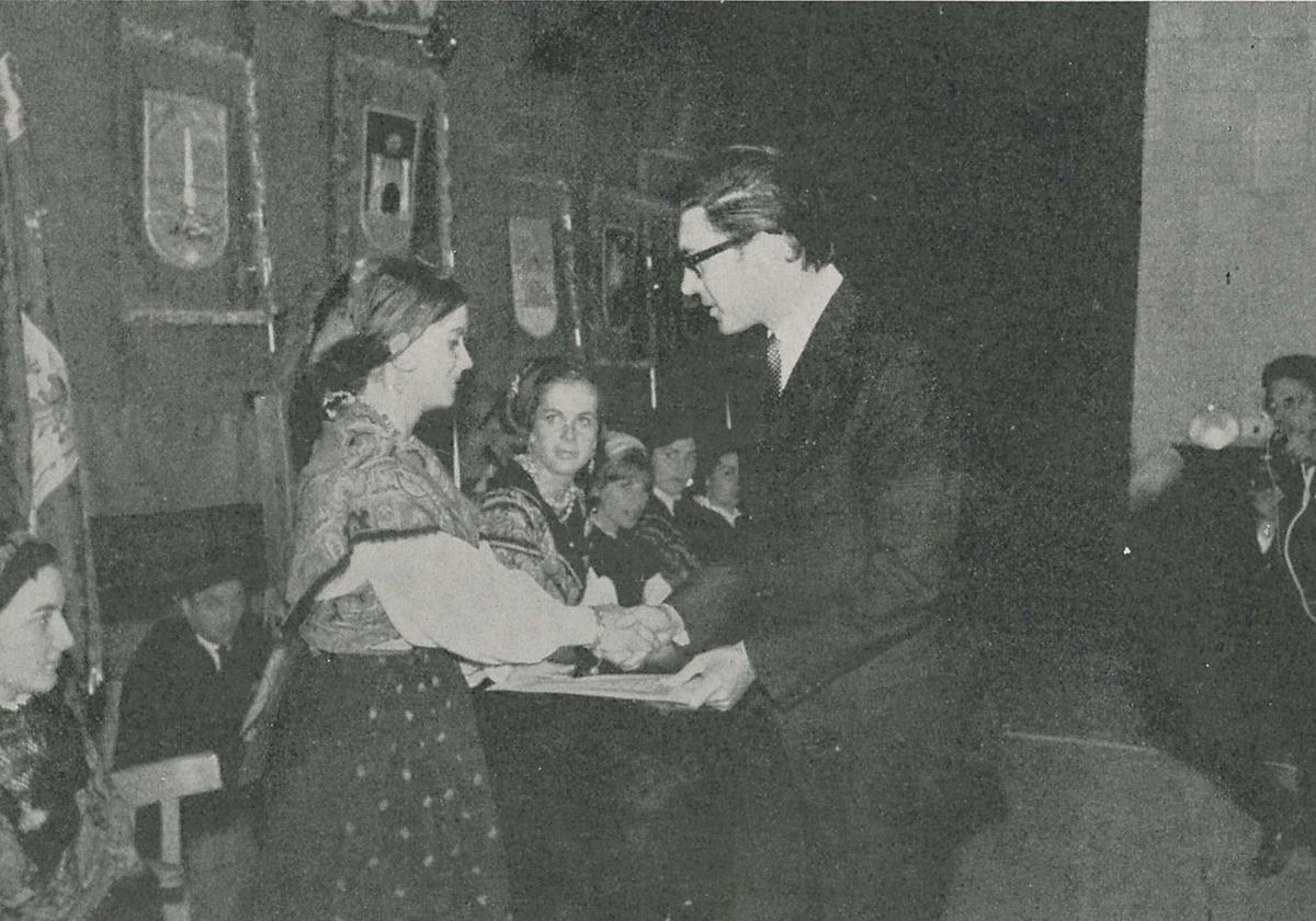 Foto cedida por Instituto Leonés de Cultura en la que Francisco Umbral recoge el premio por su novela « Días sin escuela», galardonada por la Diputación de León en el año 1.965.