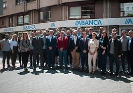 Foto de familia de la visita del equipo marista a la sede de Abanca en León.